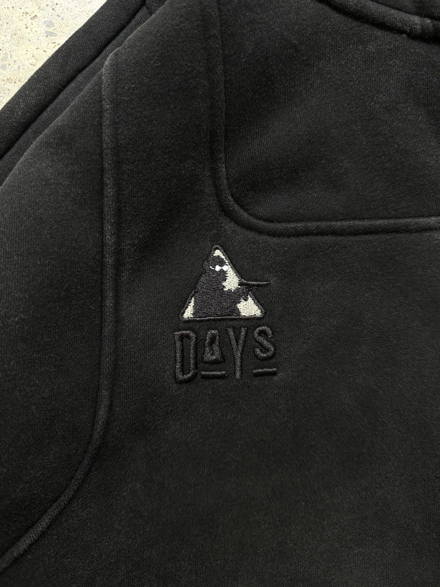 "DAYS" Hoodie Black